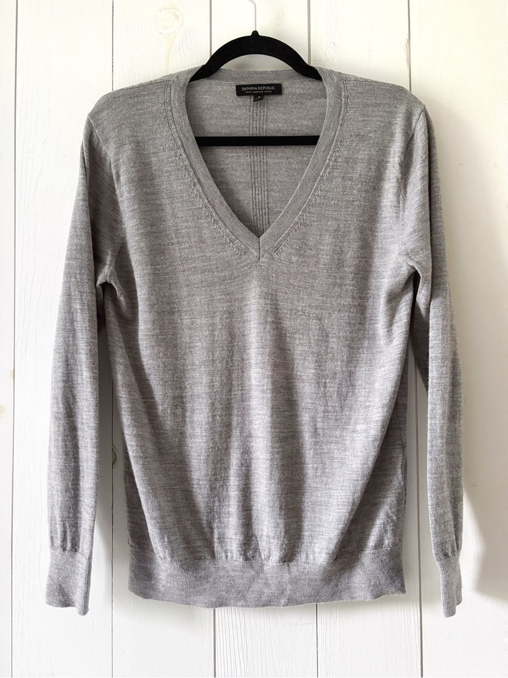 Banana Republic Gray 100% Merino Wool V-Neck Sweater Size Small